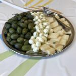 Oliven, Mozzarella und Käse