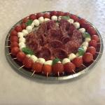 Mozzarelline e pomodorini / Salame
(Mozzarelline und Tomaten / Salami)